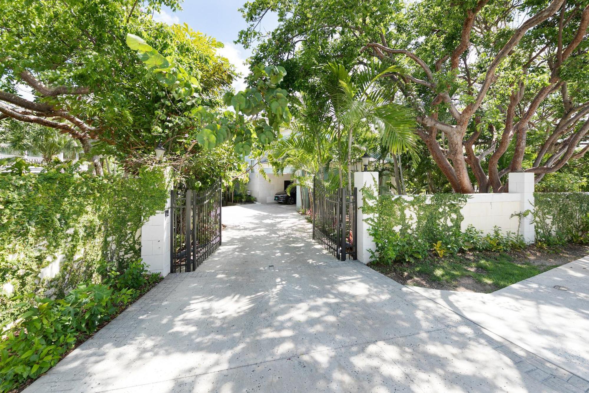 Island Gardens Family Escape, Pool & Car Included *